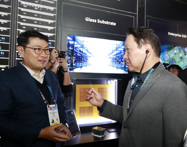 @ 최태원 SK그룹 회장이 지난 1월 미국 라스베이거스에서 열린 'CES 2025' 행사장에 마련된 SK 전시관에서 유리기판을 살펴보고 있다. /사진=SK그룹