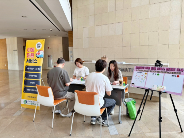 고려아연 임직원이 ‘찾아가는 운전면허 민원서비스’를 받고 있다./사진=고려아연