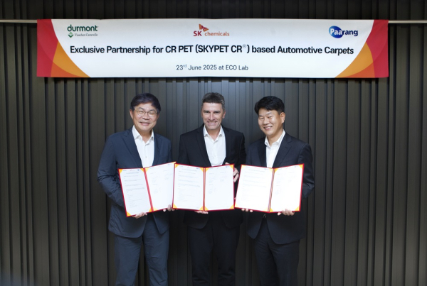 (왼쪽부터)안재현 SK케미칼 사장, 요세프 제틀(Josef Zettl) 듀몬트 대표, 이동섭 파아랑 대표가 체결식을 마치고 협약서를 들어 보이고 있다./사진=SK케미칼
