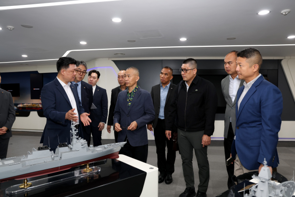 25일 한화오션 거제사업장을 방문한 태국 해군 대표단이 한화오션 특수선사업부 관계자의 설명을 듣고 있다./사진=한화오션