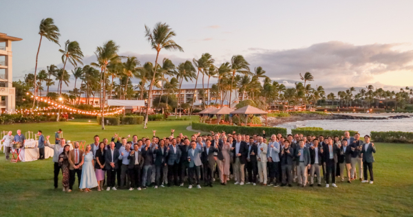 지난 2월 미국 페어몬트 하와이 호텔에서 열린 ‘미래에셋 ETF Rally 2025’에서 미래에셋그룹 박현주 회장과 글로벌 ETF 임직원들이 기념사진을 촬영하고 있다. / 사진 = 미래에셋자산운용