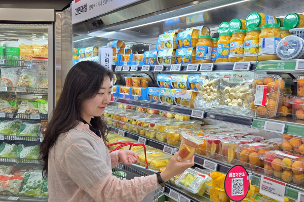 서울 중구 롯데마트 제타플렉스 서울역점 간편과일 매대에서 한 고객이 조각 과일을 구매하고 있다./사진=롯데마트