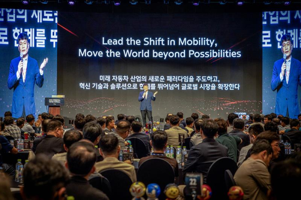 현대모비스가 지난 27일 제주 해비치호텔앤리조트에서 '2025 현대모비스 대리점 컨퍼런스'를 개최했다. 이규석 사장(가운데) A/S 부품 고객 서비스 강화 전략에 대해 설명하고 있다./사진=현대모비스