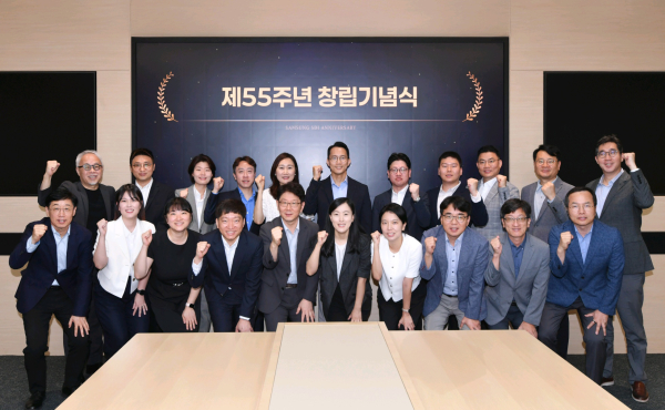 1일 삼성SDI 경기 기흥 본사에서 개최된 55주년 창립기념일 행사에서 최주선 삼성SDI 대표이사 사장(왼쪽 위)과 주요 경영진, SDI인상 등 수상자들이 기념사진을 촬영하고 있다./사진=삼성SDI