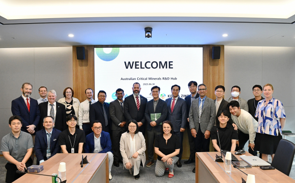 고려아연과 호주 핵심광물 R&D 대표단이 협력 논의를 위한 미팅을 마친 뒤 기념촬영 하는 모습./사진=고려아연 제공