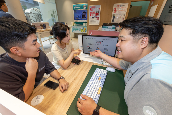 KT 한 매장에서 상담직원이 고객에게 안심플러스 서비스를 설명하고 있다./사진=KT