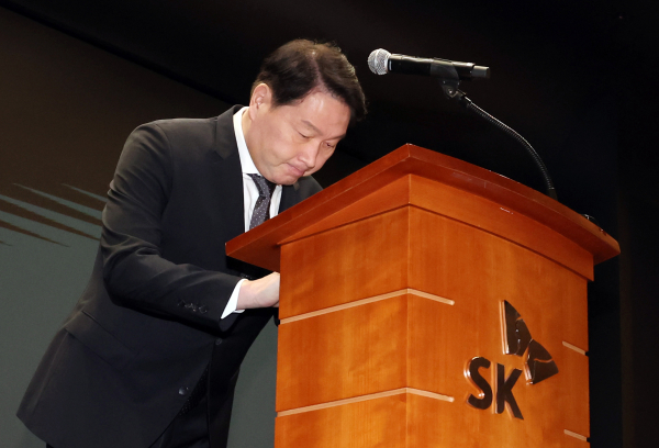 최태원 SK그룹 회장이 지난 7일 서울 중구 SKT타워에서 열린 유심 정보 유출 관련 일일 브리핑에 참석, SK텔레콤에서 일어난 해킹 피해에 대해 고개 숙여 사과하고 있다./사진=연합뉴스