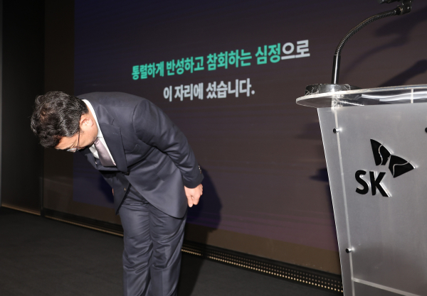 정부의 해킹 사태 관련 최종 조사 결과가 발표된 4일 서울 중구 SKT타워에서 유영상 SK텔레콤 대표이사가 해킹 사태 관련 입장 및 향후 계획 발표 기자회견을 열고 고개 숙여 사과하고 있다./사진=연합뉴스