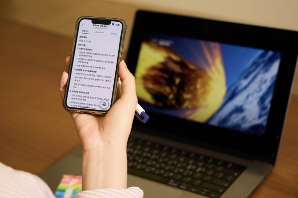 SKT 모델이 에이닷 '노트' 웹 버전 실시간 요약 기능을 사용하고 있다./사진=SK텔레콤