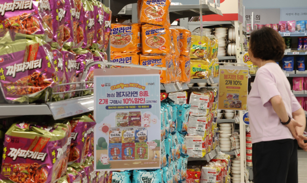7일 서울 한 대형마트 라면 판매대에 가격 할인 안내문이 붙어 있다./사진=연합뉴스