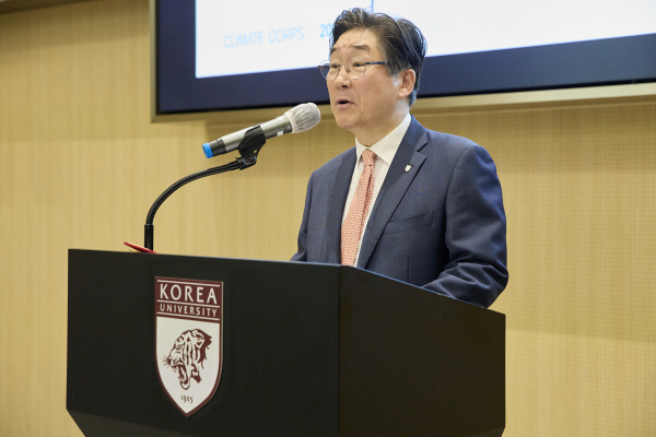 김동원 고려대학교 총장이 7일 오후 1시30분 SK미래관에서 개최된 국제 기후 교육 프로그램 'Climate Corps Summer School' 개회사를 하고 있다./사진=고려대학교