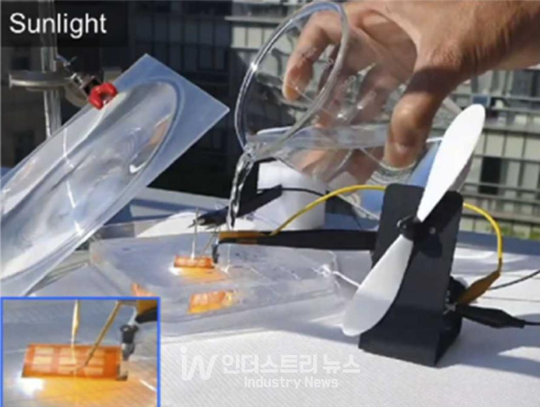 투명 태양전지 모듈을 수중 상태로 만들어 출력 성능을 검증하는 모습 [사진=인천대학교]<br>