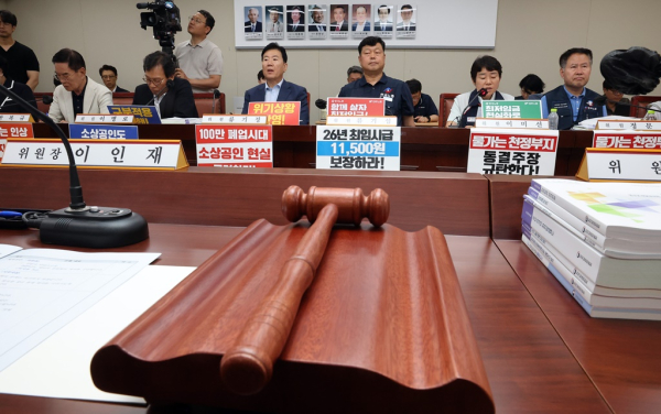 @ 8일 정부세종청사 최저임금위원회에서 열린 최저임금위원회 제10차 전원회의에서 사용자위원과 근로자위원이 나란히 앉아 발언하고 있다. /사진=연합뉴스