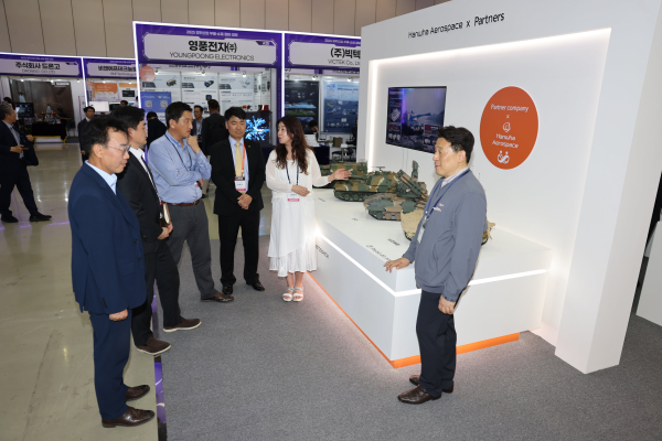 한화에어로스페이스 직원들이 9일 경남 창원컨벤션센터에서 개막한 '2025 방위산업 부품∙소재 장비 대전'에서 한화에어로스페이스 부스의 '상생협력존'을 방문한 관람객들에게 협력업체가 참여한 대표 무기체계와 함께 협력업체 동반성장 프로그램 등에 대해 설명하고 있다./사진=한화에어로스페이스