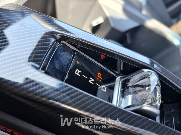 크리스털 토글 타입의 전자식 변속레버./사진=서영길 기자