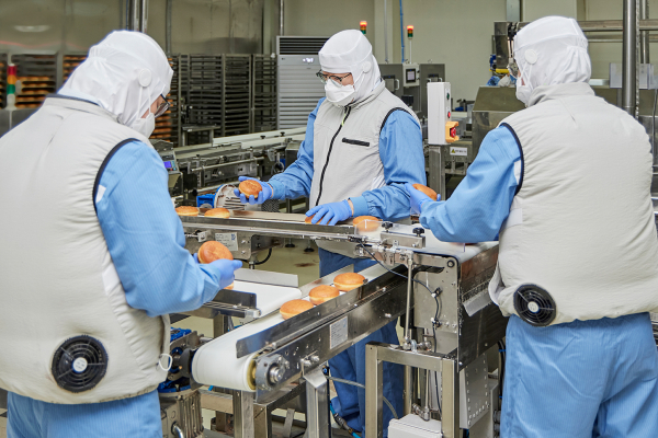 던킨 안양공장 직원들이 온열 질환 예방을 위해 마련된 냉풍조끼를 입고 작업하고 있다./사진=SPC던킨