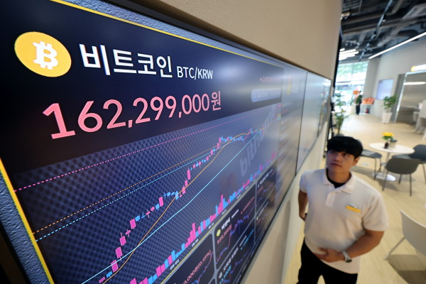 가상화폐 비트코인이 신고가를 경신한 14일 서울 서초구 빗썸라운지 강남 본점 현황판에 비트코인 시세가 표시되고 있다. / 사진 = 연합뉴스