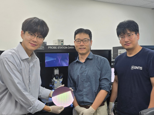 사진 왼족부터 KAIST 전기및전자공학부 박시온 석박사통합과정, 충남대 이종원 교수, KAIST 최신현 교수 [사진=KAIST]