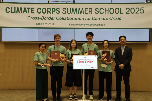 First Prize(최우수상)을 수상하고 있는 신재혁 고려대 지속가능원장./사진=고려대학교