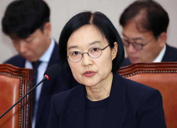 한성숙 중소벤처기업부 장관 후보자가 15일 서울 여의도 국회 산업통상자원중소벤처기업위원회 전체회의에서 열린 인사청문회에서 의원 질의에 답변하고 있다. /사진=연합뉴스