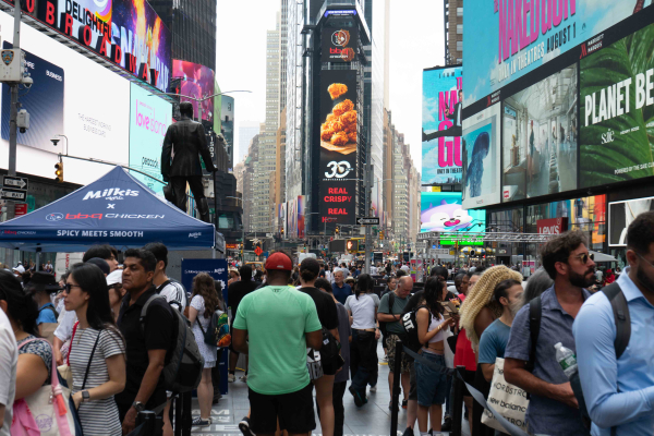 미국 뉴욕 타임스스퀘어의 ‘원 타임스스퀘어’ 빌딩 외벽에 BBQ 광고가 노출되고 있다./사진=제너시스BBQ