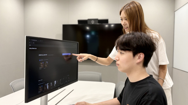 CJ AI실 직원들이 밀스톤 큐를 활용해 테스트 영상을 편집하고 있다./사진=CJ그룹