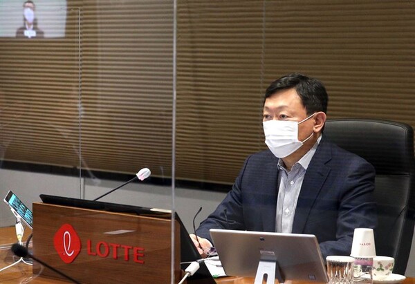 신동빈 롯데그룹 회장이 2021년 1월 화상회의 방식으로 진행된 '2021 상반기 롯데 VCM'에 참여하고 있다./사진=롯데지주