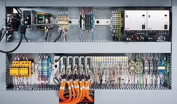 Lehnen은 Beckhoff로 전환함으로써 향후 기능 추가를 위해 전기 캐비닛의 공간을 확보하는 동시에 제어 비용을 약 40% 절감할 수 있었다. [사진=Beckhoff]<br>