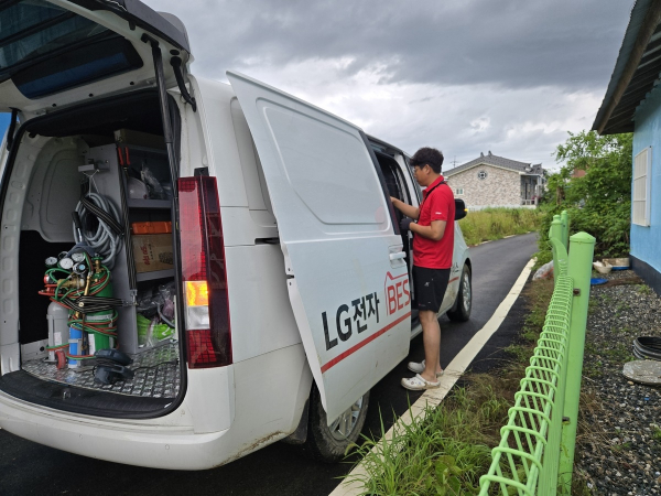 @ 호우 피해 복구 지원 나선 LG전자 서비스 매니저. /사진=LG전자