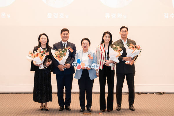 민희경 CJ사회공헌추진단장(가운데)이 (왼쪽부터) 배우 김나운, 윤경호, CJ도너스캠프 아카데미 마스터 멘토 류경화씨, 우수 일반기부자 김수호씨에게 감사패를 전달하고 기념사진을 촬영하고 있다./사진=CJ그룹