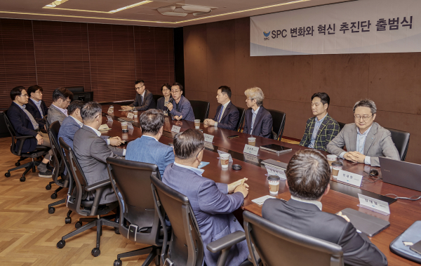 지난 21일 서울 양재동 SPC그룹 본사에서 열린 '변화와 혁신 추진단' 출범식에서 허진수 변화와 혁신 추진단 의장(뒷줄 가운데)이 참석한 가운데 송영수 파리크라상 노조위원장이 발언하고 있다./사진=SPC