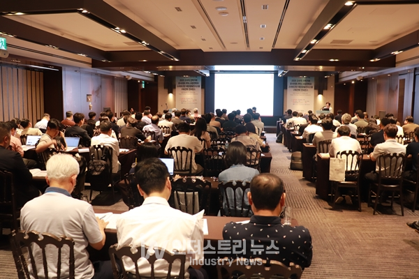 RE100과 전력거래계약(PPA)을 주제로 지붕형 태양광 최적화 전략을 살펴보는 ‘PV KOREA 2025’ 세미나가 24일 서울 서초구 엘타워에서 개최됐다. [사진=인더스트리뉴스]<br>