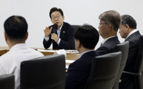 이재명 대통령이 지난 25일 경기 시흥시 SPC 삼립 시흥 공장에서 열린 산업재해 근절 현장 노사간담회에서 허영인 SPC그룹 회장 등 회사 임원들에게 근로자 노동 환경 등에 대해 질문하고 있다./사진=연합뉴스