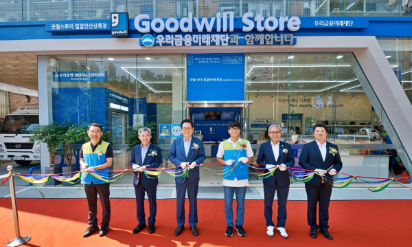 굿윌스토어 밀알안산상록점 점장 하우길, 한국굿윌산업협회 상임대표 유영균, 우리금융미래재단 사무국장 장광익, 굿윌스토어 밀알안산상록점 사원 김한민, 밀알복지재단 굿윌부문 부문장 한상욱이 기념사진을 촬영하고 있다.