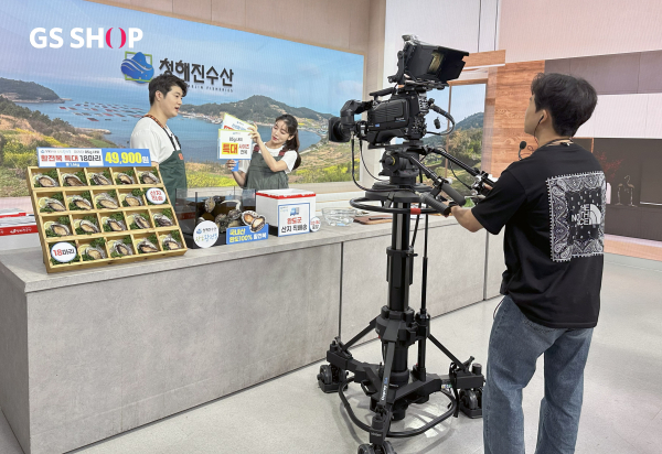 GS샵이 '홈쇼핑 판매 방송 지원 사업'에 지원한 전국 100개 기업 가운데 최종 12곳을 최종 선정하고 영상제작에 돌입했다. 지난 24일 진행된 '청해진바다영어조합법인'의 활전복 방송 녹화 현장 모습./사진=GS샵