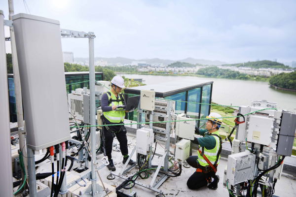 SK텔레콤과 SK오앤에스 엔지니어가 경기도 화성시에서 통신장비를 점검하고 있다./사진=SK텔레콤