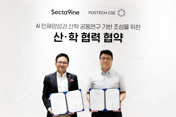 30일 서울 도곡동 SPC2023 사옥에서 열린 'AI 인재양성 및 공동연구를 위한 산학협력 업무협약식'에서 포스텍 최승문 주임교수(오른쪽)와 섹타나인 김대일 대표가 기념 촬영을 하고 있다./사진=SPC