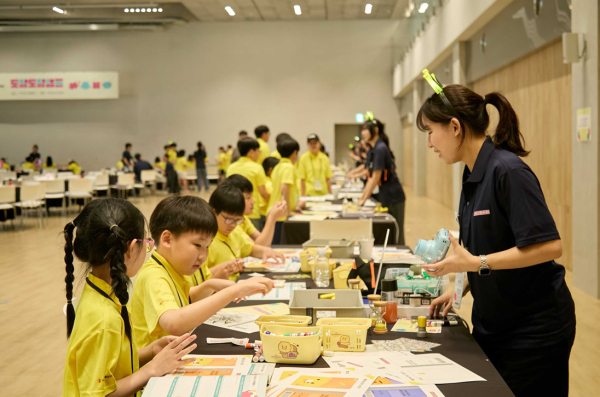 카카오페이가 지난 2일 경기도 용인시 카카오 AI캠퍼스에서 10대 청소년 및 보호자 100여명과 함께 디지털 금융 교육 ‘도담도담 캠프’를 진행했다 / 사진= 카카오페이