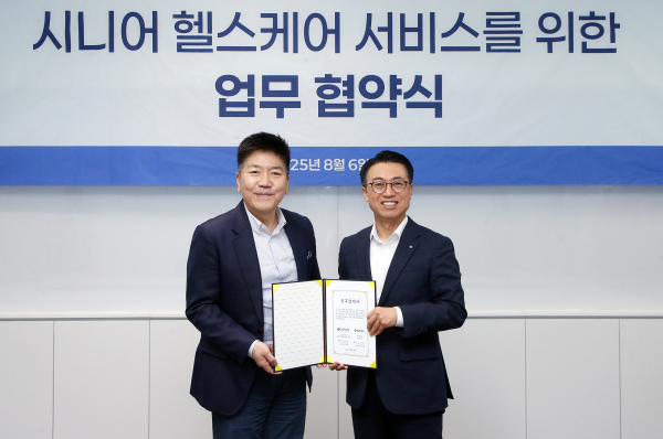 강대오 신한은행 자산관리솔루션그룹장(오른쪽)과 김진태 GC케어 대표가 6일 서울 여의도 소재 GC케어 본사에서 GC케어와 시니어 헬스케어 서비스를 위한 업무협약을 체결하고 함께 협약서를 들어보이고 있다/ 사진 = 신한은행