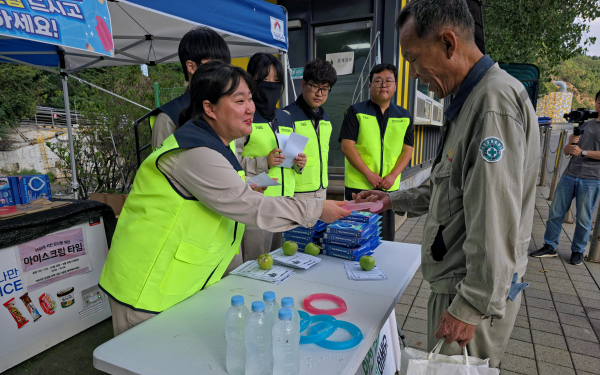 지난 7일 석포제련소 2공장 정문 앞에서 안전점검의 날 행사 참가자들이 출근길 임직원에게 격려품을 나눠주며 ‘작업 안전 실천’을 당부하고 있다./사진=영풍