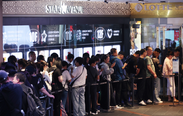 정부가 오는 9월 말부터 내년 6월까지 중국인 단체관광객의 무비자 입국을 한시적으로 허용키로 한 가운데, 중국발 대대적 관광 수요를 겨냥해 면세를 필두로 한 유통업계가 본격적인 대응에 나섰다. 지난 6월 9일 서울 시내 한 면세점 앞에서 관광객들이 입장을 위해 대기해 있다./사진=연합뉴