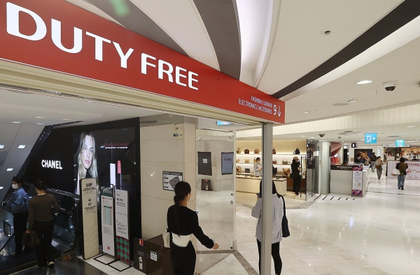 코로나19 이후 여객 수가 회복됐음에도 면세점 매출이 부진을 면치 못하자&nbsp;신라면세점과 신세계면세점이 계약된 임대료를 감당하기 어렵다며 인천공항을 상대로 법원에 임대료 조정 신청을 냈다. 사진은 면세점 입구. /사진=연합뉴스