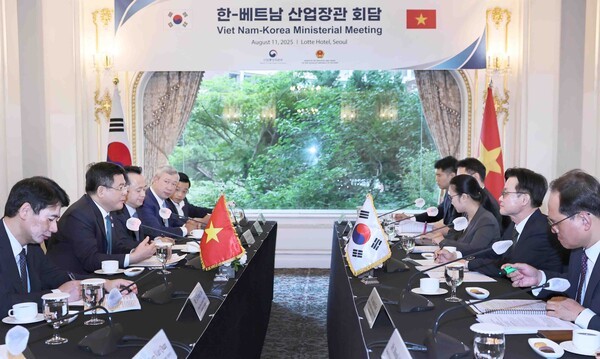 8월 11일 개최된 한-베트남 산업장관 회담 현장 [사진=산업부]