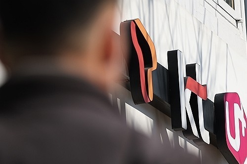 이동통신 3사가 2분기 성적표를 받아든 가운데, SK텔레콤은 해킹 사고 여파로 대규모 일회성 비용을 반영하며 부진한 성적표를 받았고 KT와 LG유플러스는 가입자 증가와 서비스 매출 확대에 힘입어 역대 최대 분기 실적을 기록했다./사진=연합뉴스