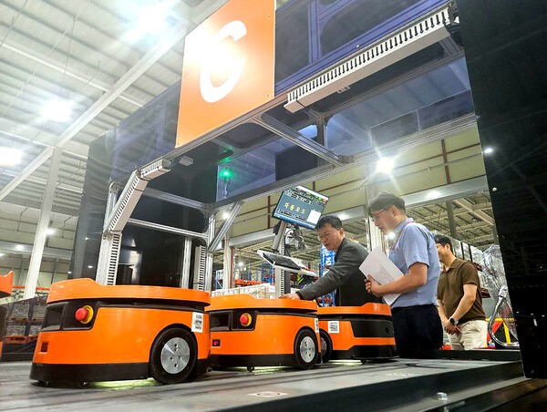 이호정 SK네트웍스 대표이사(맨 왼쪽)가 경기 이천시 정보통신사업부 수도권 물류센터를 찾아 작업환경을 살피고 있다./사진=SK네트웍스