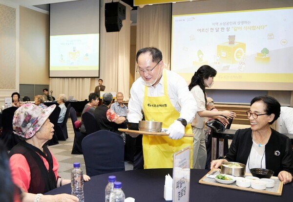 오병주 KB손해보험 경영관리부문장이 배식 봉사를 진행하고 있다/ 사진 = KB손해보험