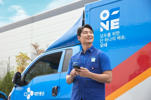 CJ대한통운 배송차량과 택배기사.사진=CJ대한통운