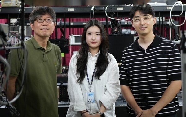 (왼쪽부터) 노준석 포스텍 교수와 강현정 연구원, 윤정근 삼성리서치 연구원. /사진=삼성전자