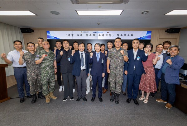KT Enterprise부문 이행1본부장 이진권 상무(앞줄 왼쪽부터 여섯 번째)와 국방부, 한국지능정보사회진흥원(NIA) 주요 관계자들이 ‘국방 5G 인프라 구축’ 사업 착수보고회에서 단체 기념사진을 촬영하고 있다./사진=KT