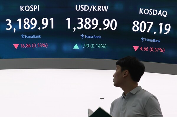 12일 서울 중구 하나은행 딜링룸에서 직원이 업무를 보고 있다. / 사진 = 연합뉴스